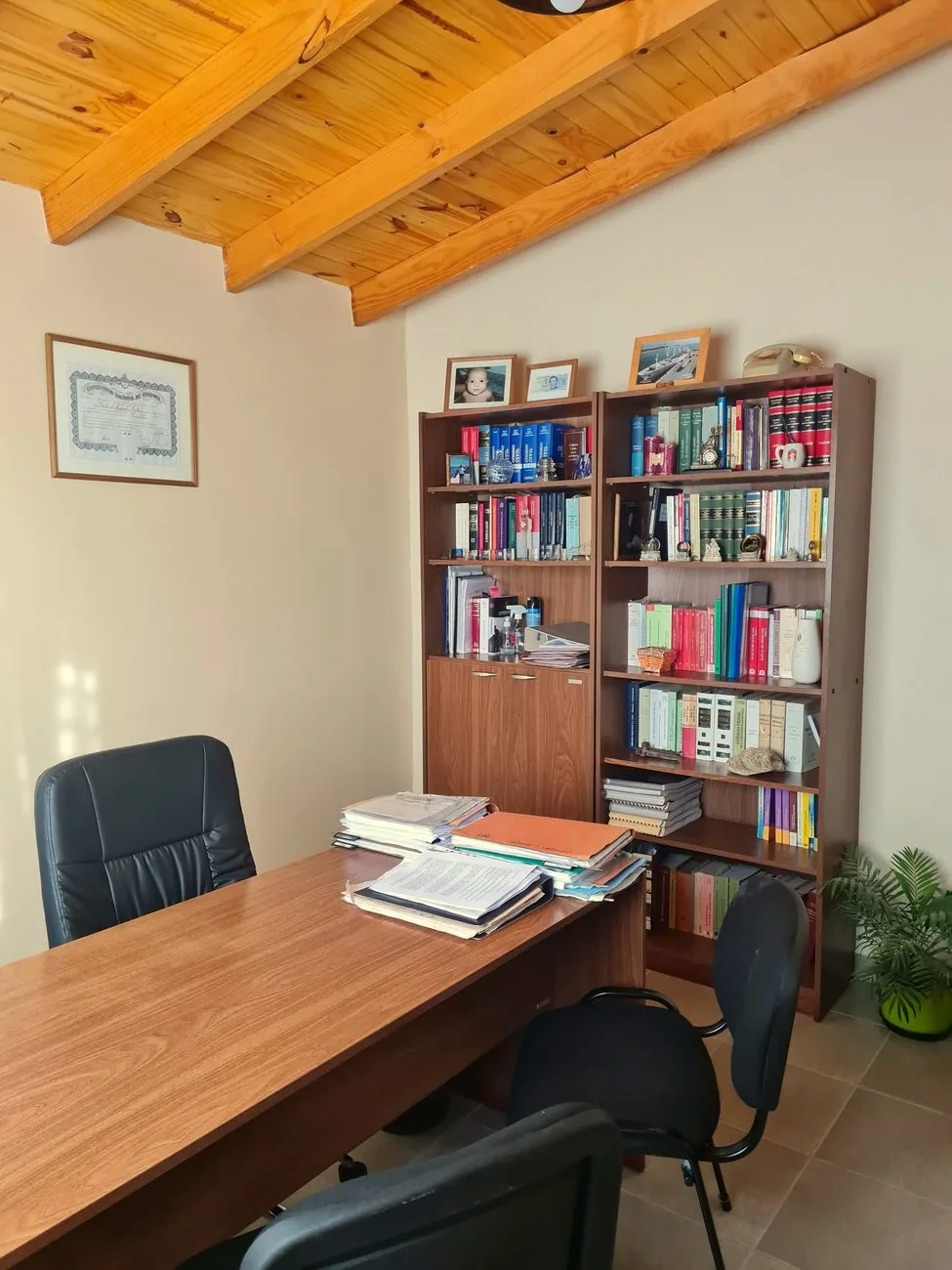 Despacho del Estudio Jurídico BML: escritorio con expedientes y biblioteca de códigos